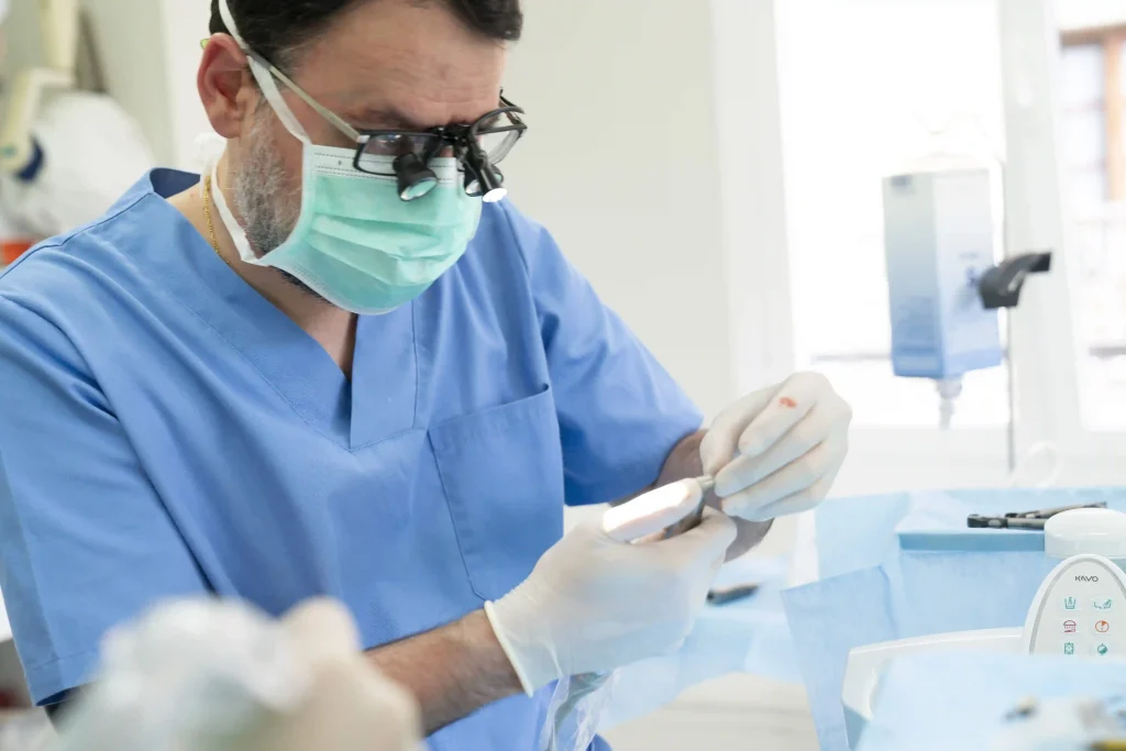 Dentista con gafas especiales para cirugía en Camara Carrillo