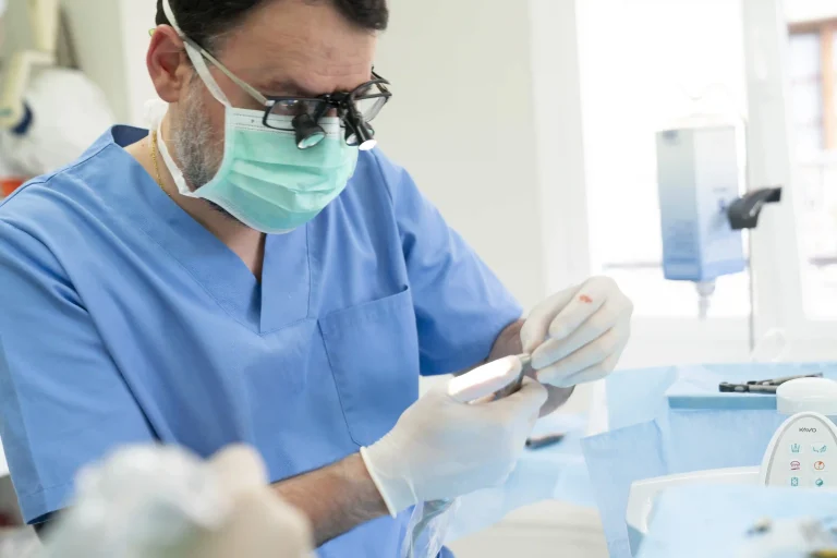 Dentista con gafas especiales para cirugía en Camara Carrillo