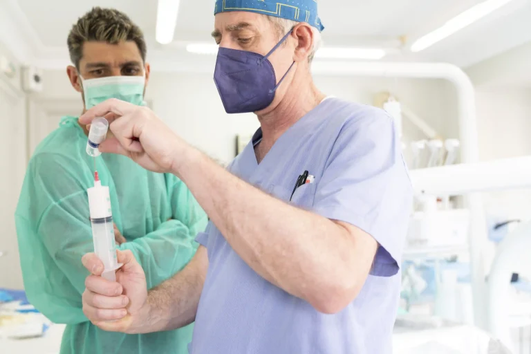 Imagen de un dentista con jeringuilla