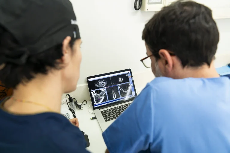 Imagen de dentistas de camara carrillo analizando radiografías junto a Igone