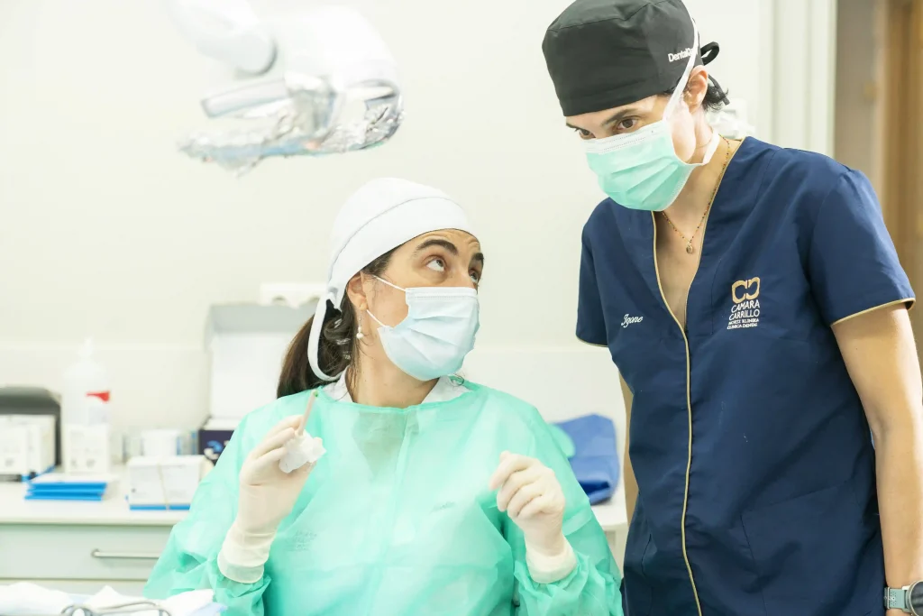 Igone dentista de Camara carrillo en Rentería hablando durante una cirugía en la Clínica dental